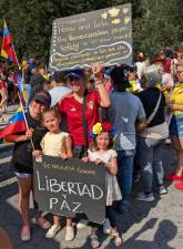 Venezuela Quiere Libertad y Paz: Venezuela wants freedom and peace.