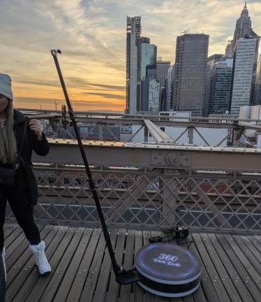 Dozens of Illegal Vendors— &amp; One Giant Ape—Reclaim Brooklyn Bridge from City