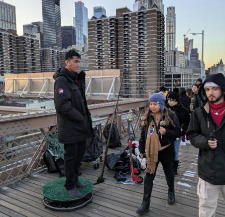 Dozens of Illegal Vendors— &amp; One Giant Ape—Reclaim Brooklyn Bridge from City