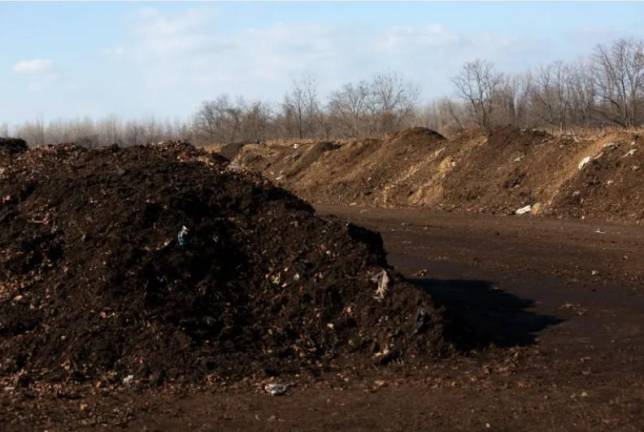 Compost heaps at a waste transfer station on Staten Island in Feb. 2023. Photo: Ben Fractenberg/<b>THE CIT</b>Y