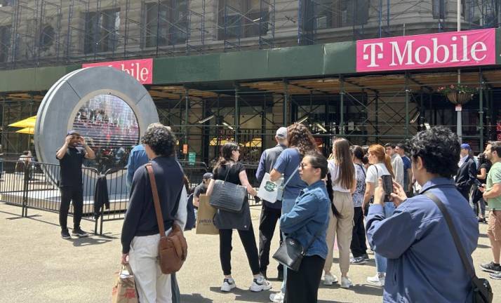 The NYC portal that is in NYC’s Flatiron District at the junction of Broadway, Fifth Avenue and 23rd Street that connects to Dublin at the corner of North Earl Street and O’Connell Street, the city’s main street. The portal now has a gate that was reopened on May 19 and will be on livestream for visitors from 6 AM to 4 PM in NYC. Police and Flatiron NoMad organizers now patrol the area for safety. Photo Credit: Alessia Girardin.